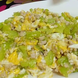 มะระผัดไข่หมูสับ