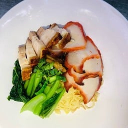 บะหมี่เกี้ยวหมูแดง+หมูกรอบ