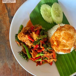 ผัดพริกแกงหมูหรือไก่ราดข้าว