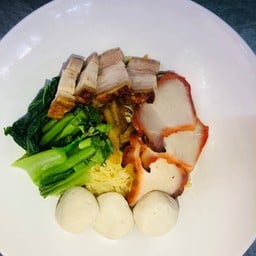 บะหมี่เกี๊ยว ลูกชิ้น หมูแดงหมูกรอบ