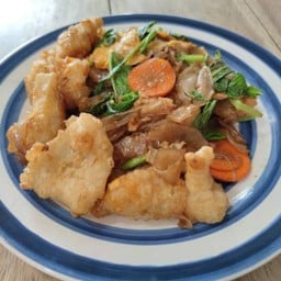 ผัดซีอิ้วปลาทอด Noodle fried with fried fish