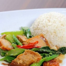 ผัดคะน้าหมูกรอบราดข้าว