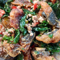 ไข่เยี่ยวม้ากะเพรากรอบ