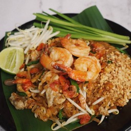 ผัดไทยเส้นจันท์กุ้งสด
