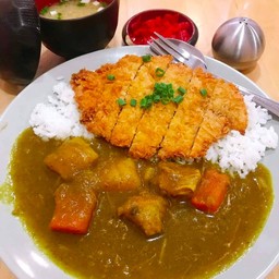 ข้าวแกงกะหรี่หมูทอดทงคัตสึ