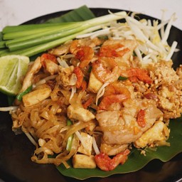 ผัดไทยเส้นจันท์หมูหรือไก่