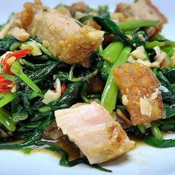 ผัดผักบุ้งหมูกรอบราดข้าว