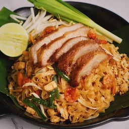 ผัดไทยเส้นจันท์คอหมูทอด