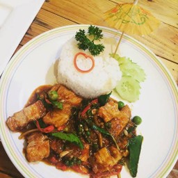 ผัดพริกเผาหมูกรอบราดข้าว