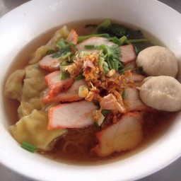 บะหมี่เกี๊ยวลูกชิ้นหมูแดง