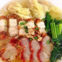บะหมี่เกี๊ยวหมูแดงหมูกรอบ