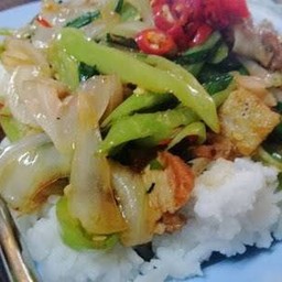 ผัดพริกอ่อนหมูกรอบราดข้าว