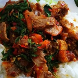 ข้าวราดกระเพราหมูแดง