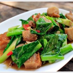 คะน้าหมูกรอบ