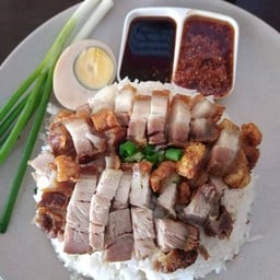 ข้าวหมูกรอบ