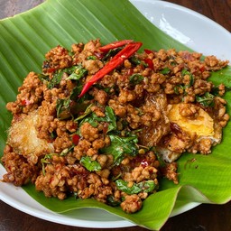 Crispy Fried Egg Basil With Minced Pork-กะเพราไข่ดาวกรอบหมูสับ