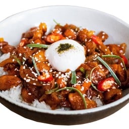 ข้าวไก่เนื้อสะโพกผัดซอสโคชูจัง