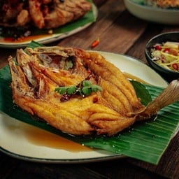 ปลากะพงทอดน้ำปลา(ยำมะม่วง)