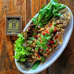 ปลากระพงใหญ่บึ้มทอดราดสมุนไพร