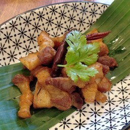 สามชั้นทอดน้ำปลา