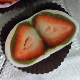 ขนมไดฟุกุใส้สตอเบอรี่สดชาเขียว ( M )