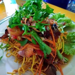 ตำหมี่กรอบหมูย่าง