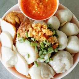 เจ้าโต ลูกชิ้นปลา ทำเอง (หน้าตลาดสระทอง)