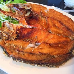 ปลากระพง (ตัว)ทอดน้ำปลา