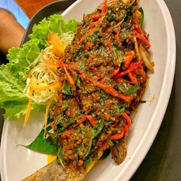 ปลากระพงใหญ่บึ้มราดพริกสามรส