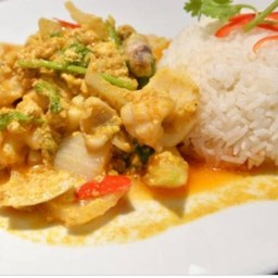ข้าวหมึกผัดไข่เค็ม