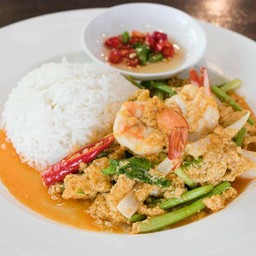 ผัดผงกะหรี่กุ้ง+เนื้อชิ้นราดข้าว