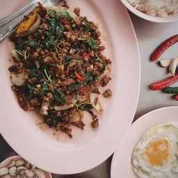 ผัดกระเพรา หมู ,ไก่ ,หมูกรอบ ,เนื้อ ,ทะเล