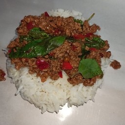 กระเพราหมูสับราดข้าว