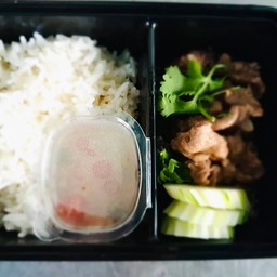 หมู-กุ้ง ผัดกระเทียมราดข้าว