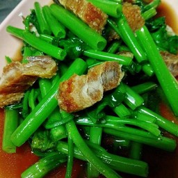 ข้าวผักบุ้งหมูกรอบ