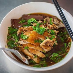 ร้านก๋วยเตี๋ยวไก่มะระหน้าวัดเขาดิน