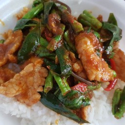 ผัดพริกแกง