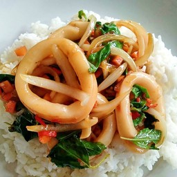 ข้าวกะเพราปลาหมึก