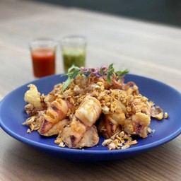 หมึกไข่แดดเดียวทอดกระเทียมพริกไทย