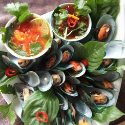 ปลาหมึกย่างน้องรุ้ง ลูกชิ้นหมูนายกบ จรัญ 13