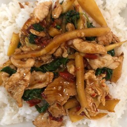 กระเพราไก่ใส่หน่อไม้เส้น