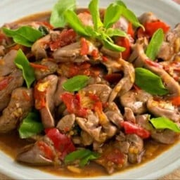 ข้าวราดผัดกระเพราเครื่องในไก่
