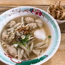 ก๋วยจั๊บอุบลใส่ไข่