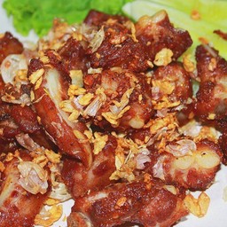 กระดูกอ่อนหมูทอดกระเทียมพริกไท