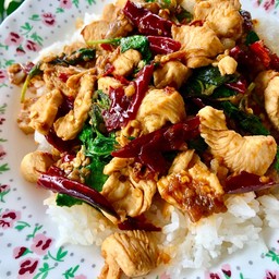 กระเพราไก่ราดข้าว