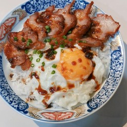 ข้าวหน้าหมูแดงอบน้ำผึ้ง ไข่ดาว ราดน้ำผึ้ง