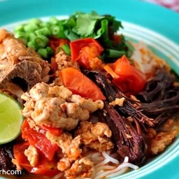 ขนมจีนน้ำเงี้ยวกระดูกหมู