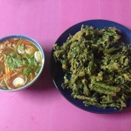 ยำผักบุ้งทอดกรอบ