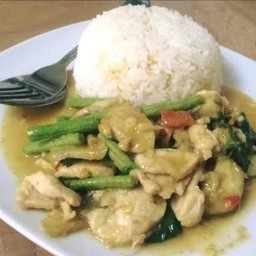 เขียวหวานผัดแห้งราดข้าว