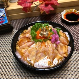 ข้าวหน้าแซลมอล อาบุรี ( Salmon Aburi Sauce Don )